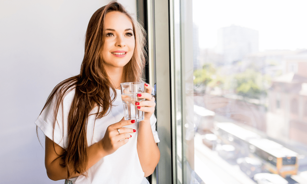 chica se prepara para la sesion de reiki