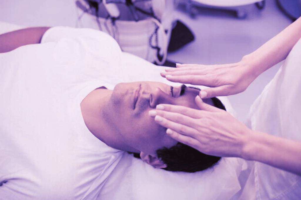 hombre recibiendo reiki para la ansiedad